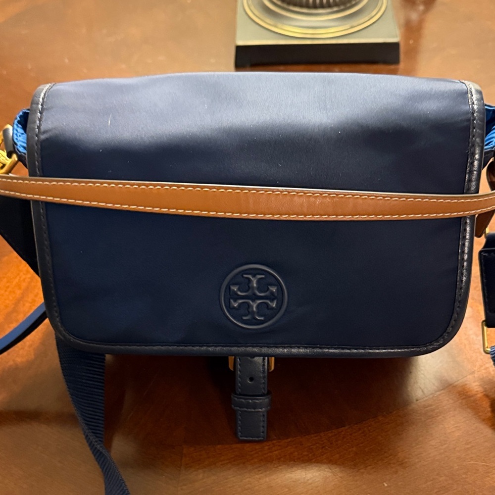 Tory Burch Navy Crossbody with Gold Buckle and Logo - Picture 2 of 8